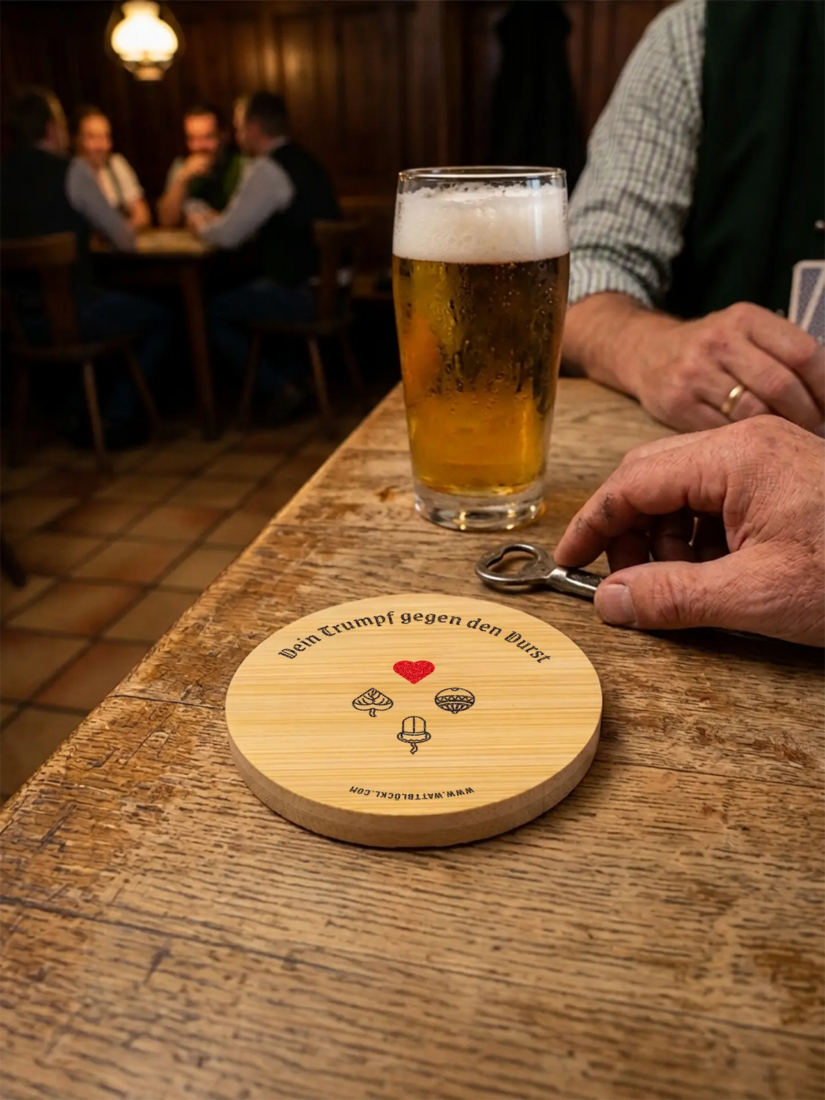 Untersetzer Getränk auf Holztisch in einer Bar mit dem Motiv Salzburger Spielkartenblatt.